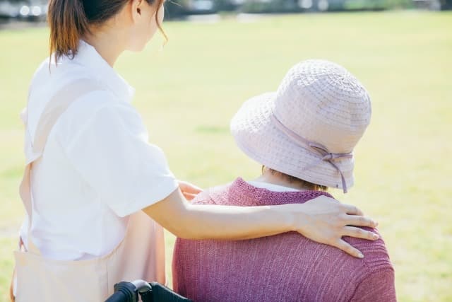 介護士と高齢者