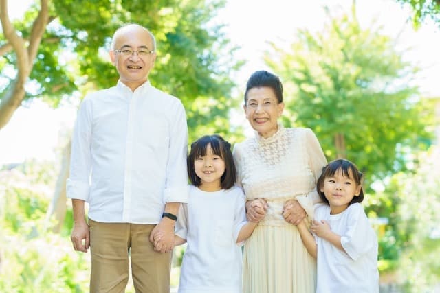 高齢夫婦と孫の写真