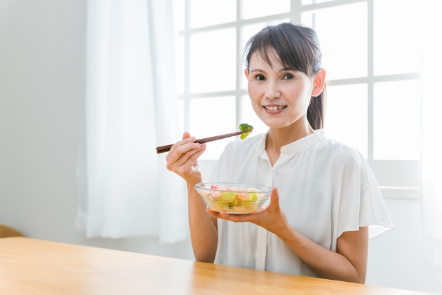 食事をしている女性の画像