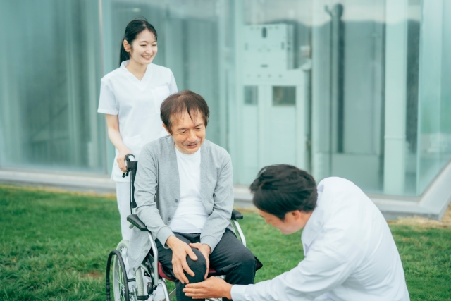 医者に膝を診てもらっている人の画像