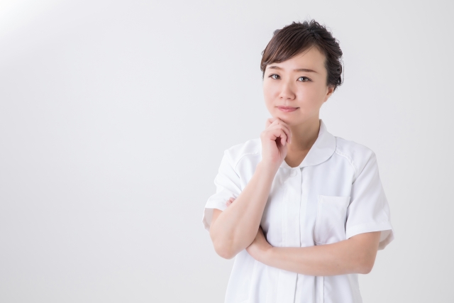 考えている看護師の画像