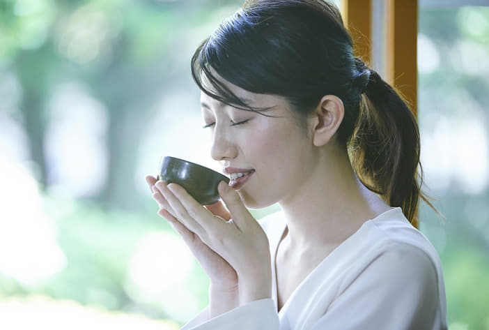 お茶を飲む女性