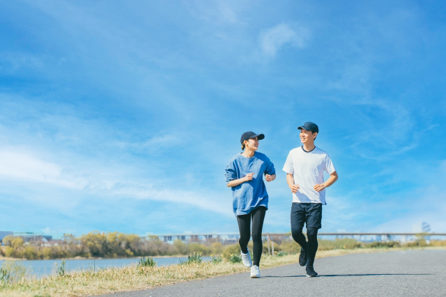 運動する夫婦の画像