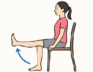 膝が痛い人すべてに共通のストレッチ。椅子に座って膝を上げ下げする。